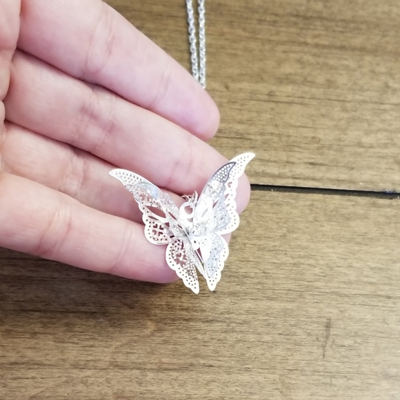 BUTTERFLY PENDANT NECKLACE Silver Chain Necklace - Picture 5 of 9